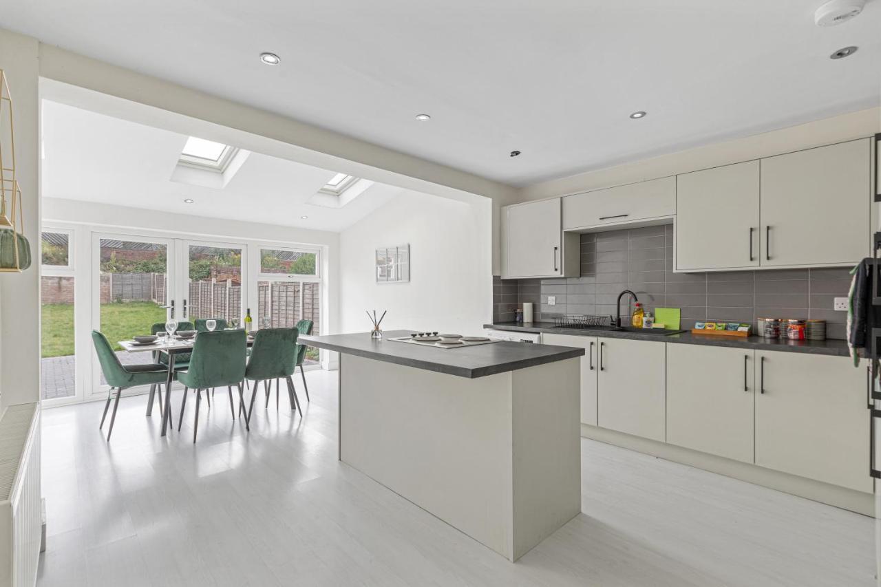 Tipton 3 Bedroom House Garden Sleeps 7 - Jrr Stays Coseley ภายนอก รูปภาพ